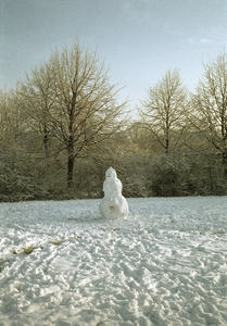 808227 Afbeelding van een sneeuwpop in Park Transwijk te Utrecht.